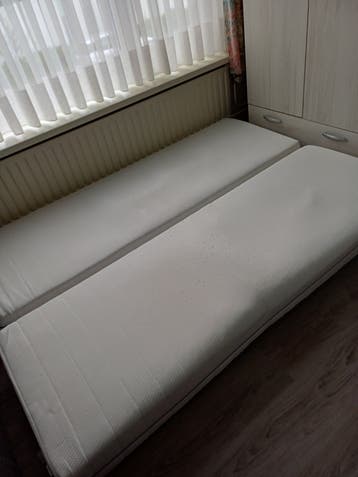 Gratis 2 matrassen 200 x 70 gebruikt maar schoon en netjes.