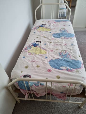 Eenpersoonsbed met metalen frame en Disney prinsessen dekbed