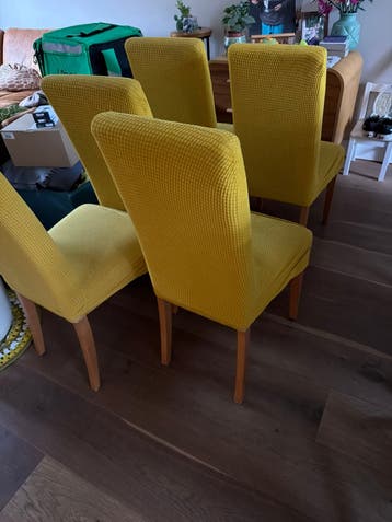 Set van 4 gele eetkamerstoelen met hoezen