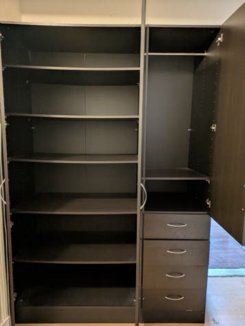 Grote zwarte kledingkast
