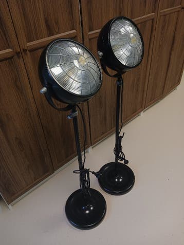 2 zwarte lampen