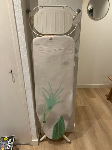 Strijkplank met strijkijzerhouder