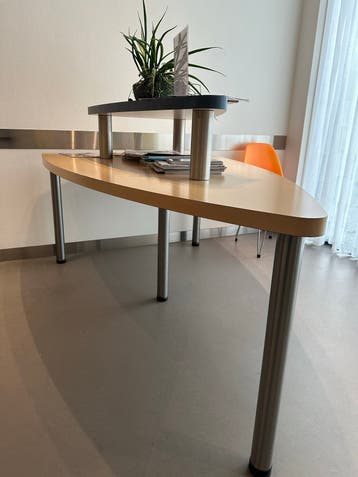 Moderne houten tafel met metalen poten en opzetstuk