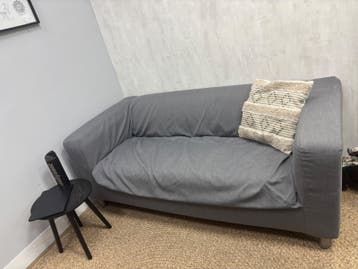 GRATIS af te halen! Grijze tweezits bank van Ikea.