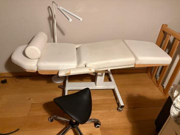 Behandelingsstoel met lamp en stoeltje