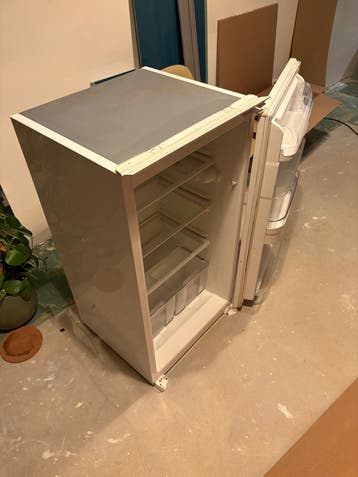 Etna koelkast. Gratis af te halen