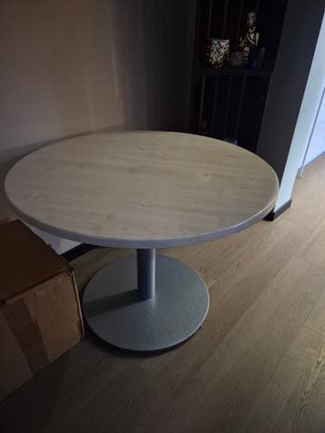 Ronde eettafel met metalen poot