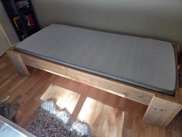 Stevig houten eenpersoonsbed met matras (moet snel weg!)