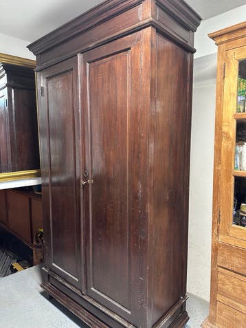 massive koloniale kast