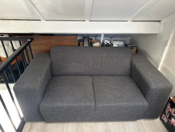 Compacte grijze tweezitsbank