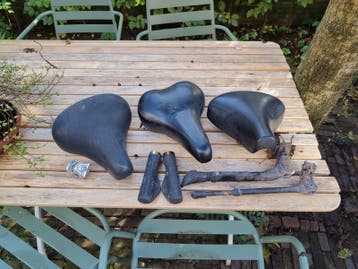 Fietszadels, handvatten en standaard (fietsonderdelen)