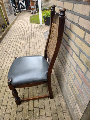 Gratis 4 eetkamerstoelen