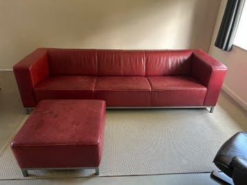 Rode leren bank met hocker - modern en comfortabel