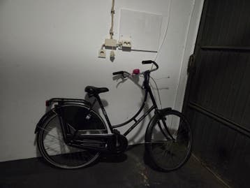 Zwarte damesfiets - kapot