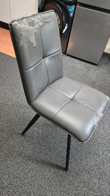 Lederen stoelen, licht beschadigd