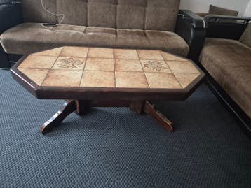 Salontafel met tegels en houten onderstel