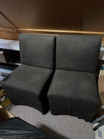 Twee comfortabele donkergrijze stoelen