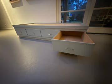 Gratis af te halen: Bedbank met lades in Zeist Kerckebosch