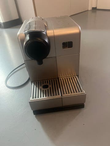 Nespresso koffieapparaat met melkopschuimer - lekt water