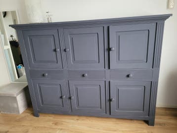 Geschilderde eiken kast met legplanken GRATIS