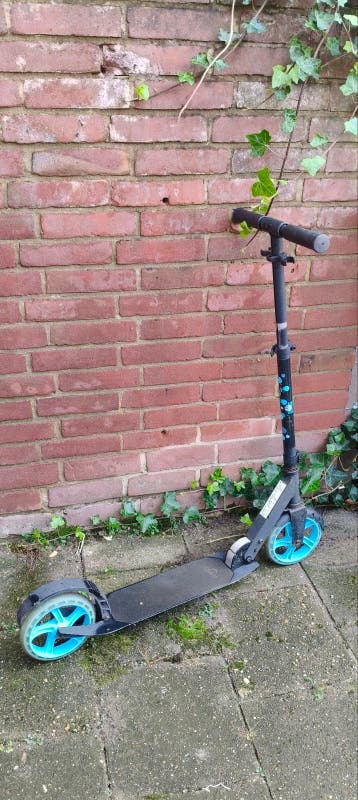 Gratis af te halen: zwarte step met blauwe wielen