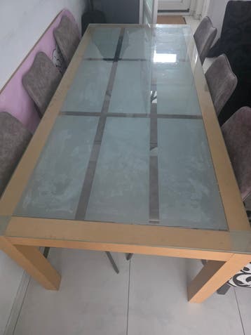 eet tafel en zwart en wit stoelen