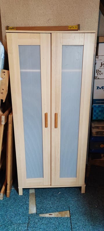 Houten kledingkast met hangruimte en planken
