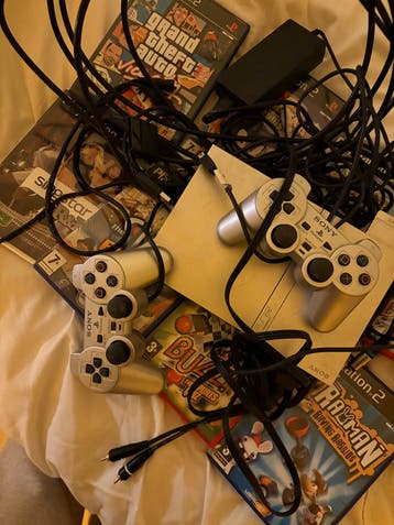 PS2 met 8 spellen en 2 controllers (gratis ophalen)
