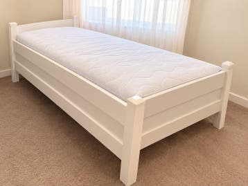 Eenpersoonsbed wit met matras,lees beschrijving.