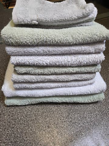 Set van 9 gebruikte handdoeken, washandjes en badhanddoeken.