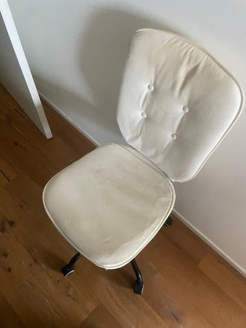 Comfortabele bureaustoel op wieltjes