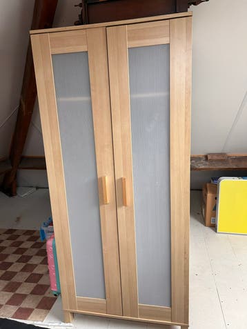 Kledingkast met deuren en hangruimte