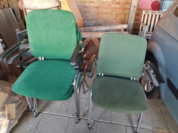 6 gratis gebruikte stoelen (stalen frame, groene bekleding)