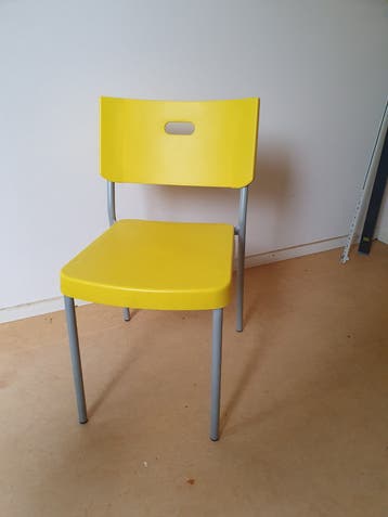Ikea stoel - Kunststof - Geel - Stalen frame.