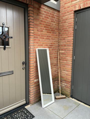Grote witte spiegel, staand of hangend te gebruiken