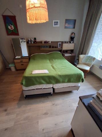 Comfortabel tweepersoonsbed met hoofdbord