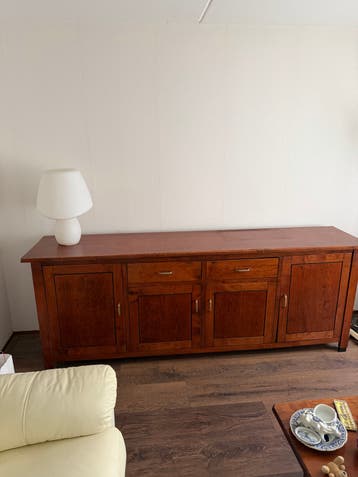 Massief houten dressoir met veel opbergruimte