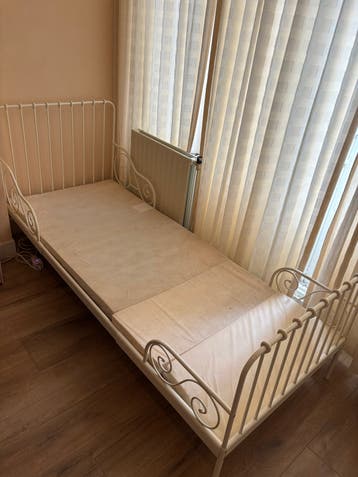 Ikea meegroeibed met originele matrasjes