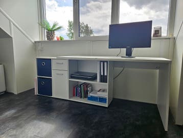 Wit bureau met opbergruimte