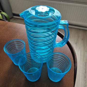 Blauwe kan met 3 bijpassende glazen