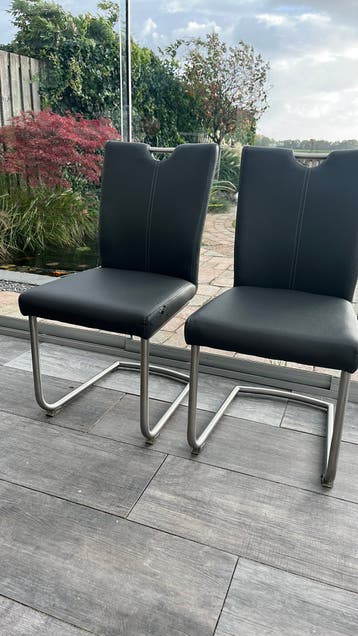 Gratis 2 eetstoelen donker grijs