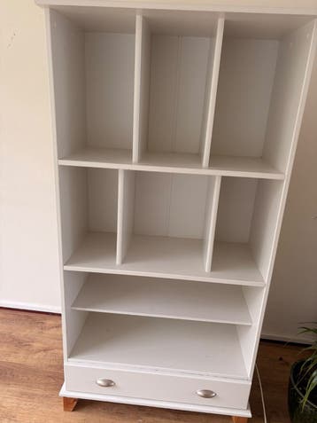 Witte kast met lade en planken