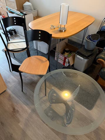 Tafel met 4 stoelen en bijzettafel,lamp - Gratis af te halen