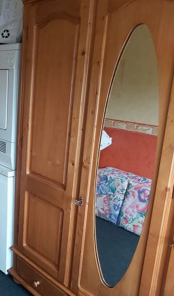 Gratis prachtige 3 deurs Grenen Kledingkast met spiegel