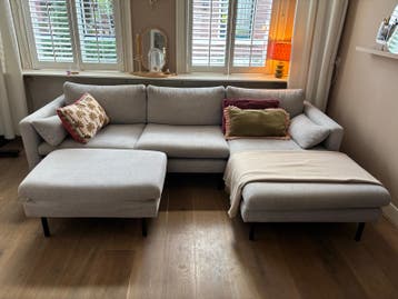 Grote hoekbank met chaise longue en losse poef