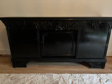 Zwarte houten kast GRATIS