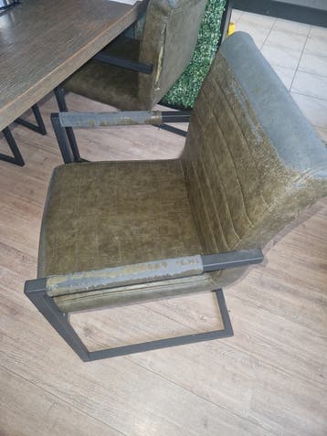 Oud ijzer en zwaar beschadigde stoelen
