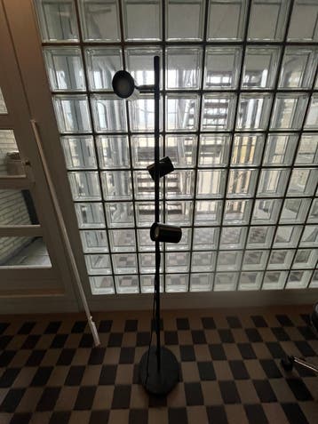 Gratis ophalen. Zwarte Staande Lamp. Amsterdam. Borneolaan