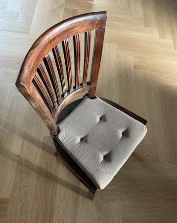 6 eetkamerstoelen, massief donkerbruin gelakt hout