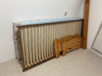 Gratis Houten eenpersoonsbed 90x200 met 2 matrassen